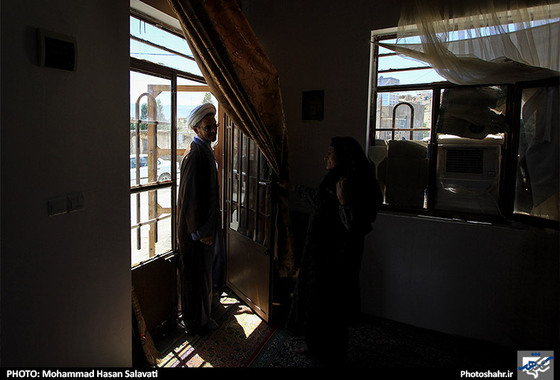 آقای بهادری و خانم امیدوار برای عیادت از مادر یکی از شهدای روستا به خانه ی ایشان آمده اند.