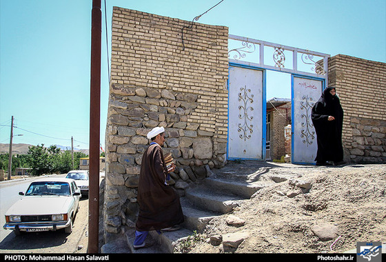 خانه ی عالم محلی است که روحانیونی که برای تبلیغ به روستا می آیند در آنجا زندگی می کنند و اکنون هم محل زندگی خانواده حاج آقا بهادری است