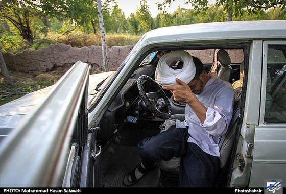 بعضی از روزها آقای بهادری در باغ پدری اش به فعالیت کشاورزی مشغول می شود.