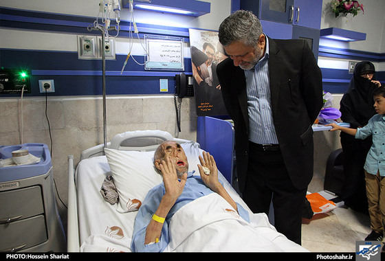 گزارش تصویری | عیادت شهردار مشهد از بابا رجب | عکاس :حسین شریعت /شهرآرا