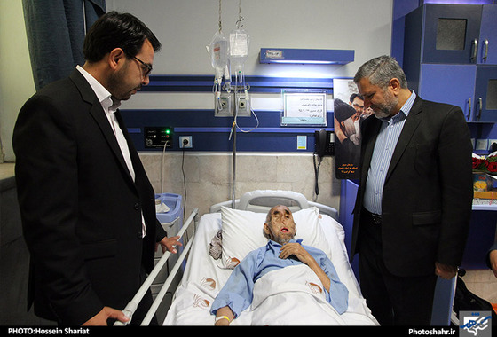 گزارش تصویری | عیادت شهردار مشهد از بابا رجب | عکاس :حسین شریعت /شهرآرا