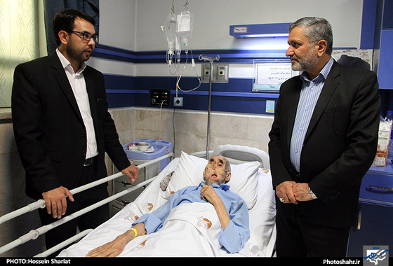 گزارش تصویری | عیادت شهردار مشهد از بابا رجب | عکاس :حسین شریعت /شهرآرا