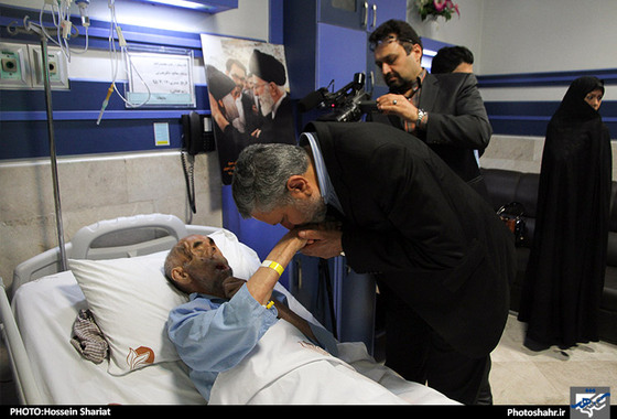 گزارش تصویری | عیادت شهردار مشهد از بابا رجب | عکاس :حسین شریعت /شهرآرا