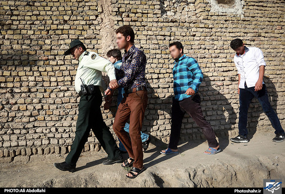 گزارش تصویری | دستگیری فروشندگان مواد مخدر در حاشیه شهر | عکاس : علی عبداللهی /شهرآرا
