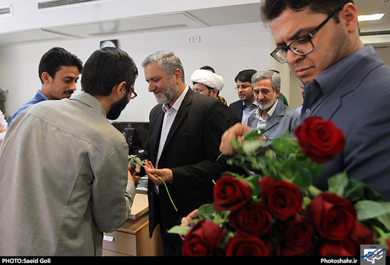 گزارش تصویری بازدید خانواده شهدای مدافع حرم و مسئولان استانی و شهری به مناسبت روز خبرنگار از تحریریه شهرآرا