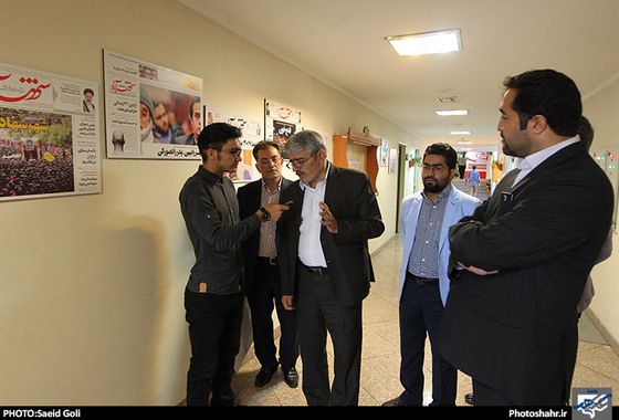 گزارش تصویری بازدید خانواده شهدای مدافع حرم و مسئولان استانی و شهری به مناسبت روز خبرنگار از تحریریه شهرآرا
