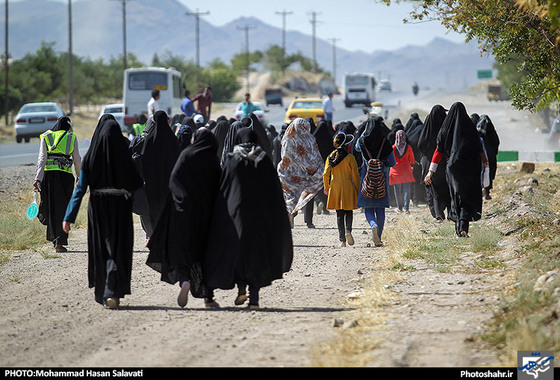 گزارش تصویری | زائران پیاده در مسیر حرم امام رئوف | عکاس: محمد حسن صلواتی /شهرآرا