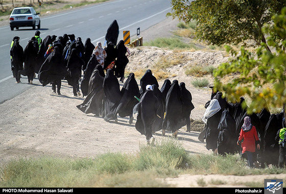 گزارش تصویری | زائران پیاده در مسیر حرم امام رئوف | عکاس: محمد حسن صلواتی /شهرآرا