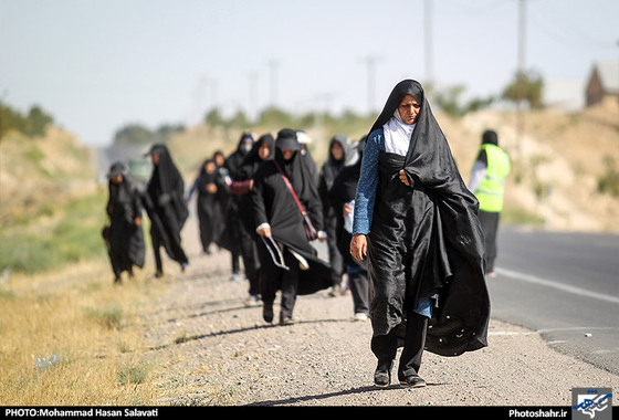 گزارش تصویری | زائران پیاده در مسیر حرم امام رئوف | عکاس: محمد حسن صلواتی /شهرآرا