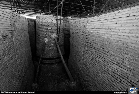 در کنار این ها پدیده ای است که مشخص نیست چه کاربری داشته و احتمالاً چندین بار تغییر شکل داده است. آب انبار،زندان،سیاه چال و یا انبار آذوقه