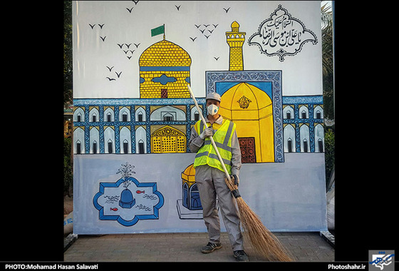 عکس یادگاری زائران اربعین با حرم و بارگاه در موکب امام رضا(ع)