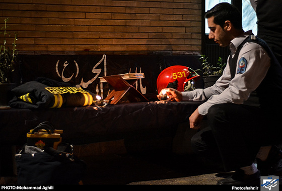 گزارش تصویری | ادای احترام مردم مشهد به شهدای آتش نشان حادثه پلاسکو تهران | عکاس : محمد عقیلی/ شهرآرا 