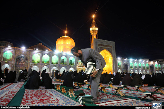 جزء خوانی قرآن کریم در حرم مطهر رضوی