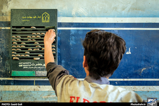 گزارش تصویری | اقامه نماز جماعت در یک تعمیرگاه خودرو |عکس :سعید گلی /شهرآرا