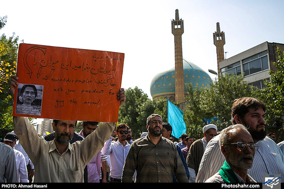 گزارش تصویری | راهپیمایی نمازگزاران نماز جمعه مشهد در حمایت از مسلمانان مظلوم میانمار | عکس : احمد حسنی /شهرآرا