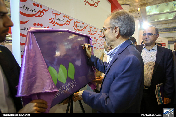 گزارش تصویری / حضور تقی زاده خامسی شهردار مشهد در غرفه شهرآرا / عکس : حسین شریعت /شهرآرا