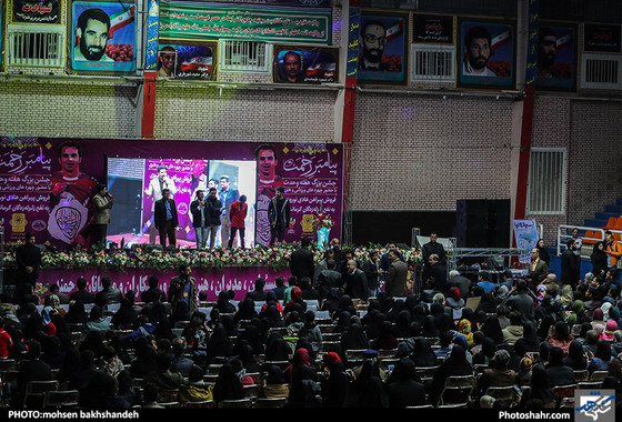 مراسم مزایده پیراهن هادی نوروزی به نفع زلزله زدگان غرب کشور / عکس:محسن بخشنده / شهرآرا