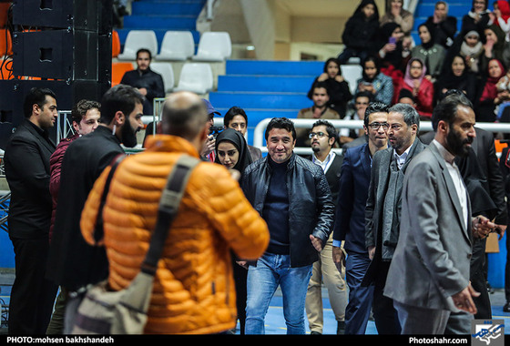 مراسم مزایده پیراهن هادی نوروزی به نفع زلزله زدگان غرب کشور / عکس:محسن بخشنده / شهرآرا