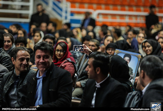 مراسم مزایده پیراهن هادی نوروزی به نفع زلزله زدگان غرب کشور / عکس:محسن بخشنده / شهرآرا