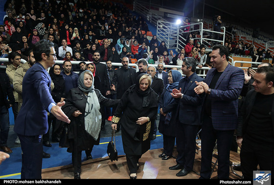 مراسم مزایده پیراهن هادی نوروزی به نفع زلزله زدگان غرب کشور / عکس:محسن بخشنده / شهرآرا