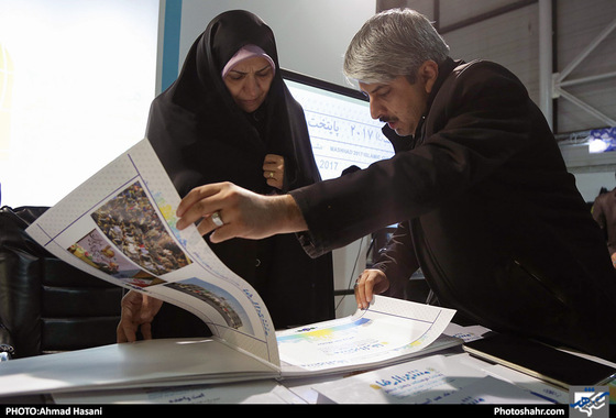 بازدید خانم گندمی عضو شورای شهر از نوزدهمین نمایشگاه کتاب مشهد / عکس: احمد حسنی / شهرآرا
