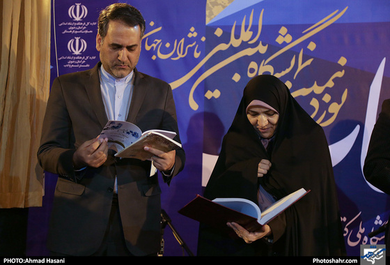 بازدید خانم گندمی عضو شورای شهر از نوزدهمین نمایشگاه کتاب مشهد / عکس: احمد حسنی / شهرآرا