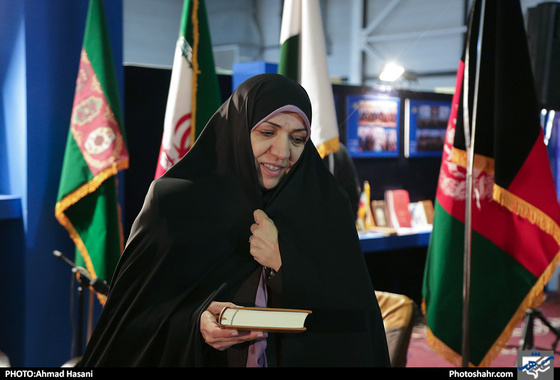 بازدید خانم گندمی عضو شورای شهر از نوزدهمین نمایشگاه کتاب مشهد / عکس: احمد حسنی / شهرآرا