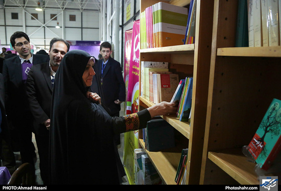 بازدید خانم گندمی عضو شورای شهر از نوزدهمین نمایشگاه کتاب مشهد / عکس: احمد حسنی / شهرآرا
