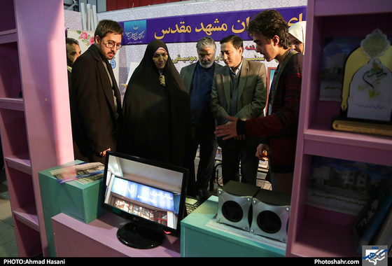 بازدید خانم گندمی عضو شورای شهر از نوزدهمین نمایشگاه کتاب مشهد / عکس: احمد حسنی / شهرآرا