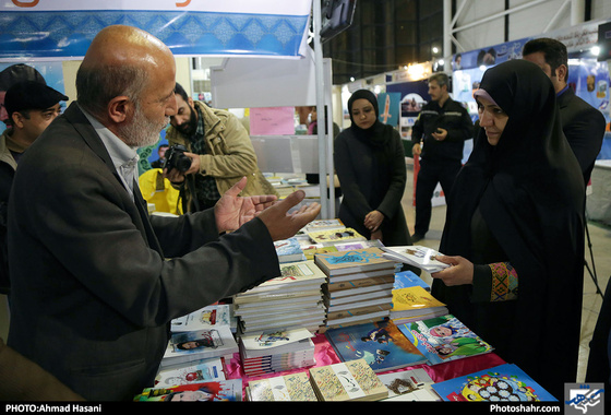بازدید خانم گندمی عضو شورای شهر از نوزدهمین نمایشگاه کتاب مشهد / عکس: احمد حسنی / شهرآرا