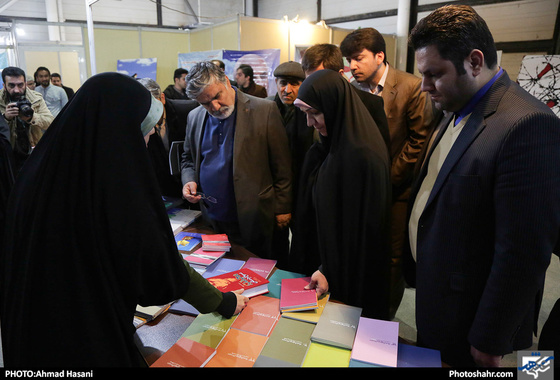 بازدید خانم گندمی عضو شورای شهر از نوزدهمین نمایشگاه کتاب مشهد / عکس: احمد حسنی / شهرآرا