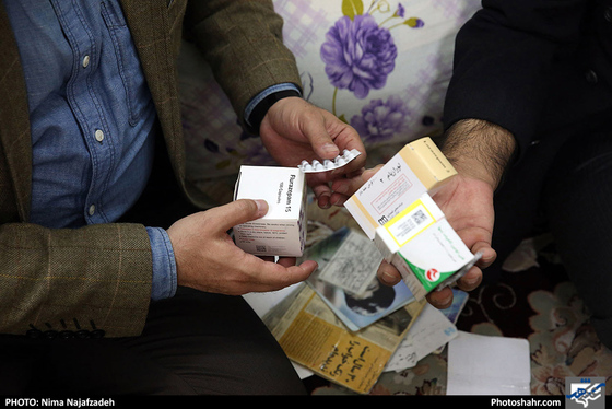 دیدارامیرشهلا عضو شورای شهر مشهد از جانباز رجب رشیدی / عکس: نیما نجف زاده / شهرآرا 