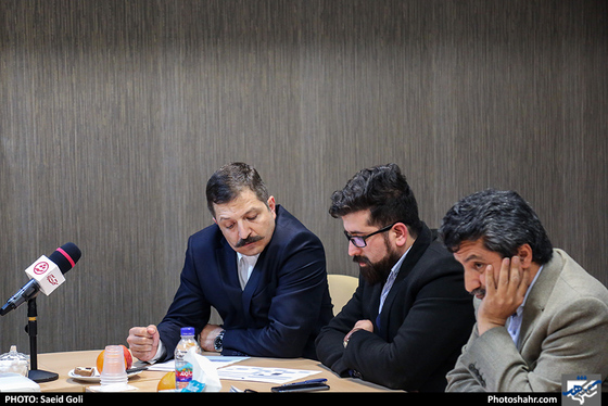حضور عضو شورای شهر و جمعی از مدیران شهری در جلسه شورای تیتر روزنامه شهرآرا / عکس: سعید گلی / شهرآرا