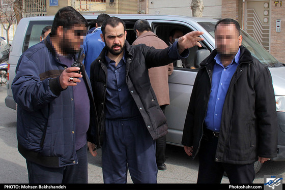 بازسازی صحنه حمله اراذل و اوباش به یک تعمیرگاه خودرو در مشهد / عکس: محسن بخشنده / شهرآرابازسازی صحنه حمله اراذل و اوباش به یک تعمیرگاه خودرو د