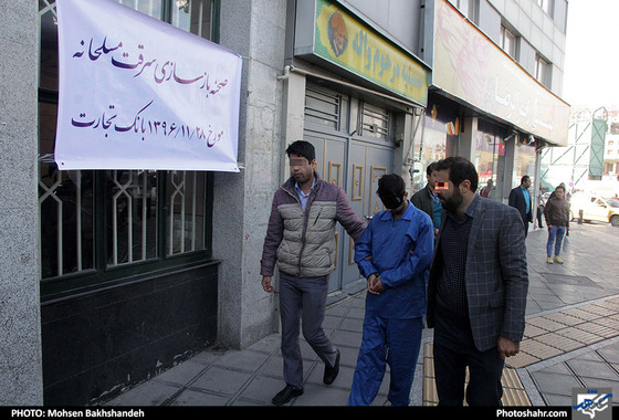 بازسازی صحنه سرقت از دو بانک در مشهد / عکس: محسن بخشنده / شهرآرا