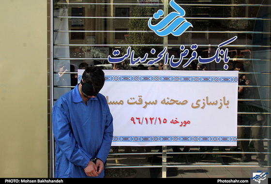 بازسازی صحنه سرقت از دو بانک در مشهد / عکس: محسن بخشنده / شهرآرا