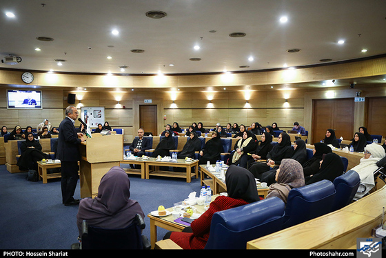 نشست هم اندیشی بانوان فرهیخته با اعضای شورای اسلامی مشهد مقدس / عکس: حسین شریعت / شهرآرا