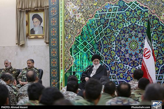 دیدار جمعی از  فرماندهان ارتش با آیت الله علم الهدی / عکس: احمد حسنی / شهرآرا
