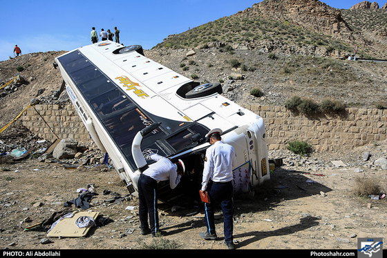 واژگونی اتوبوس حامل دانش آموزان دختر شهرستان خواف در جاده کلات / عکس: علی عبداللهی / شهرآرا