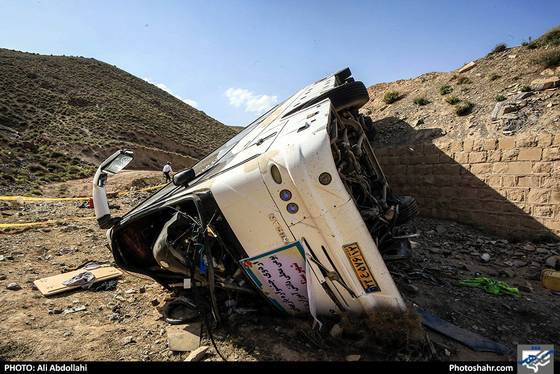 واژگونی اتوبوس حامل دانش آموزان دختر شهرستان خواف در جاده کلات / عکس: علی عبداللهی / شهرآرا