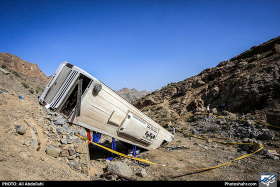 واژگونی اتوبوس حامل دانش آموزان دختر شهرستان خواف در جاده کلات / عکس: علی عبداللهی / شهرآرا