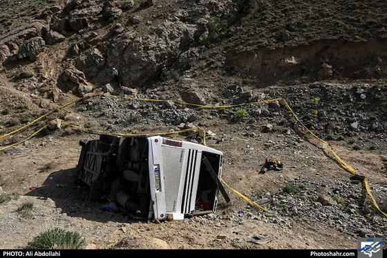 واژگونی اتوبوس حامل دانش آموزان دختر شهرستان خواف در جاده کلات / عکس: علی عبداللهی / شهرآرا