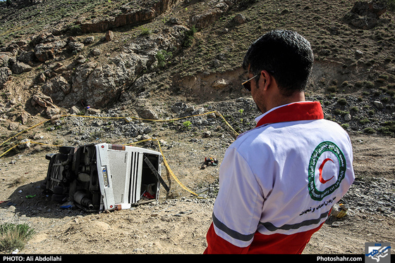 واژگونی اتوبوس حامل دانش آموزان دختر شهرستان خواف در جاده کلات / عکس: علی عبداللهی / شهرآرا