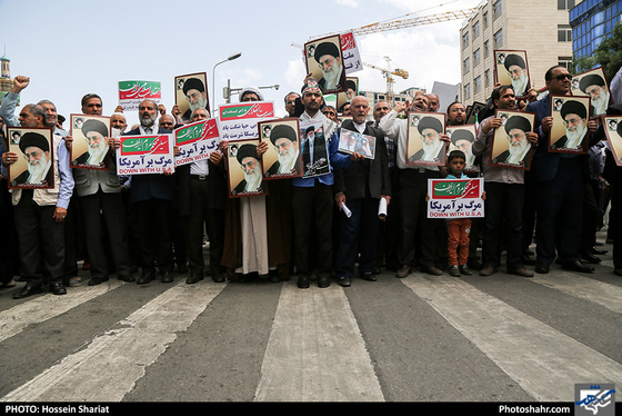 راهپیمایی نمازگزاران در محکومیت آمریکا / عکس: حسین شریعت / شهرآرا