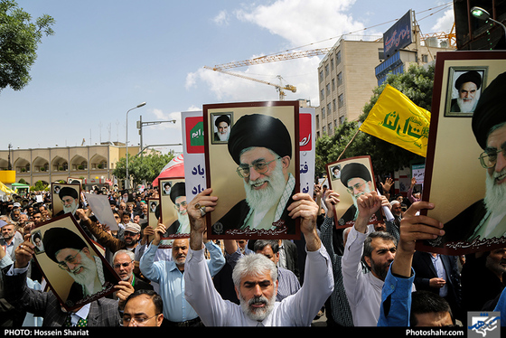 راهپیمایی نمازگزاران در محکومیت آمریکا / عکس: حسین شریعت / شهرآرا