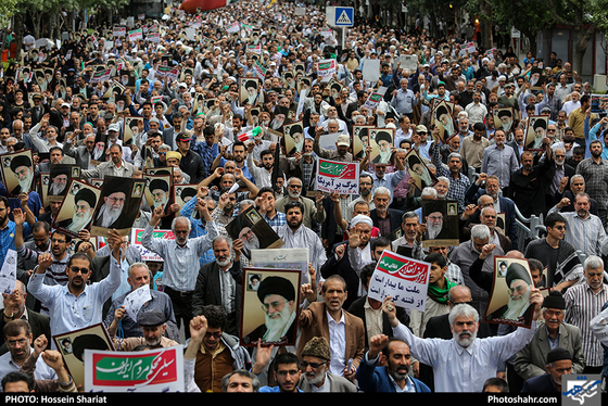 راهپیمایی نمازگزاران در محکومیت آمریکا / عکس: حسین شریعت / شهرآرا