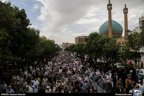 راهپیمایی نمازگزاران در محکومیت آمریکا / عکس: حسین شریعت / شهرآرا