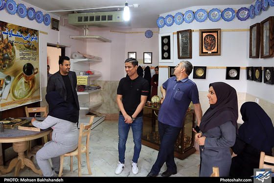 اهدای پیراهن آقای گل فوتسال آسیا به موسسه همدم  / عکس: محسن بخشنده / شهرآرا