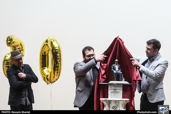 رونمایی از تندیس رضا عطاران در سینما هویزه / عکس: حسین شریعت / شهرآرا