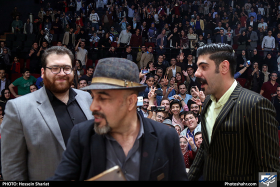 رونمایی از تندیس رضا عطاران در سینما هویزه / عکس: حسین شریعت / شهرآرا